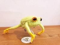 黄緑色のカエルブローチ 中