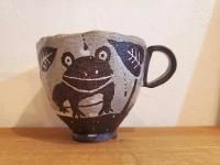 カエルの雨宿りマグカップ