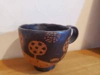 夜の森を歩く犬の黒茶マグカップ