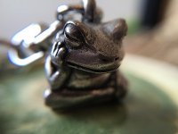 考蛙カエルのキーホルダー