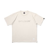 <font size=5>APPLEBUM</font><br>Embroidery Logo T-shirt<br> Greige <br><img class='new_mark_img2' src='https://img.shop-pro.jp/img/new/icons1.gif' style='border:none;display:inline;margin:0px;padding:0px;width:auto;' />