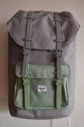 Herschel Supply<br>LITTLE AMERICA RUBBER<br>Gray/Foliage<img class='new_mark_img2' src='https://img.shop-pro.jp/img/new/icons47.gif' style='border:none;display:inline;margin:0px;padding:0px;width:auto;' />