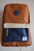 Herschel Supply<br>Heritage<br>CARMEL / NAVY<img class='new_mark_img2' src='https://img.shop-pro.jp/img/new/icons47.gif' style='border:none;display:inline;margin:0px;padding:0px;width:auto;' />