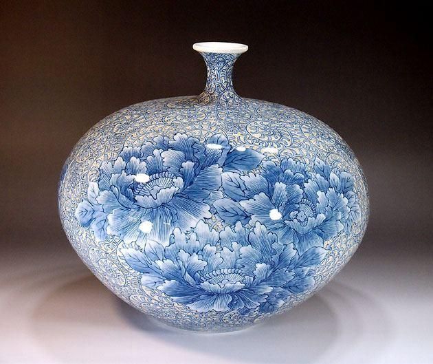 淡い緑色の陶器花瓶 壺 掴まれ