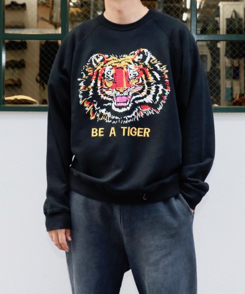 NUTMEG MILLS / TIGER EMB CREW SWEAT