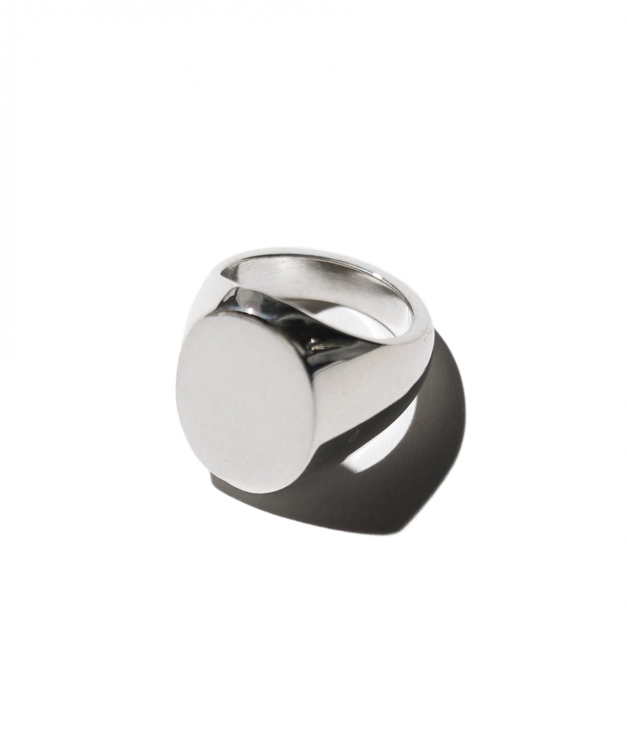 LAVER / OVAL SIGNET RING