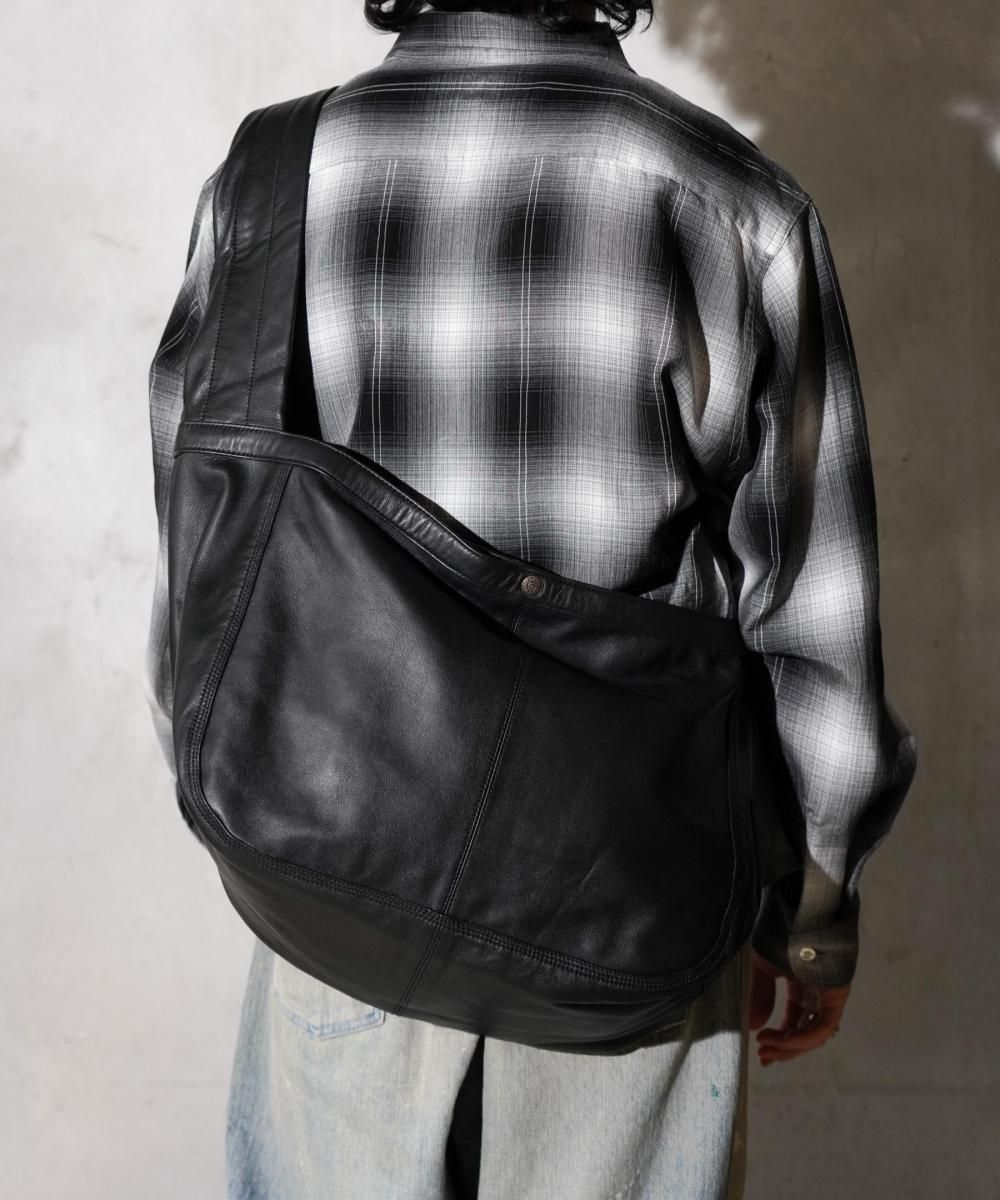 bukht / LEATHER NEWS PAPER BAG MEDIUM