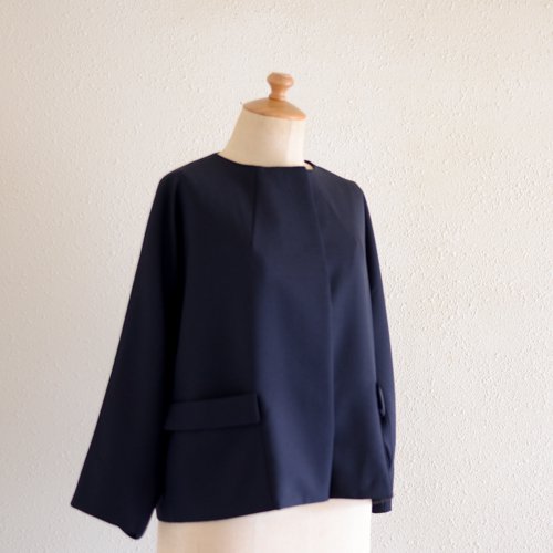 ウールノーカラージャケット Navy | オケージョン使いやオフィスシーン