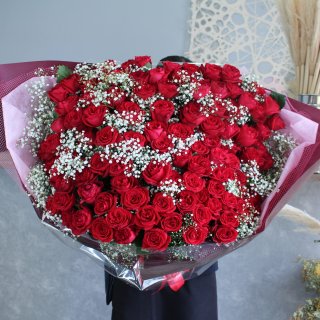 プロポーズに最高級大輪赤バラ１０８本とかすみ草の花束