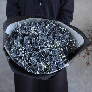 黒いバラとかすみ草の花束（ブラックローズ/本数を選ぶ）