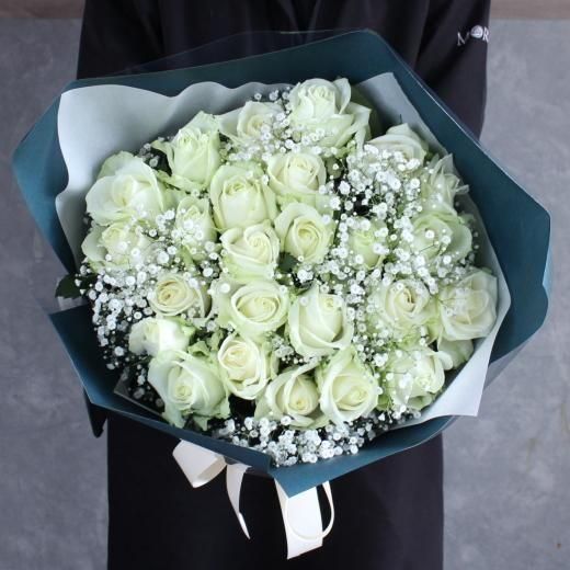 白バラとかすみ草の花束