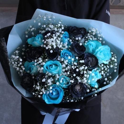 黒バラと水色バラ（ブラック＆ブルーローズ）とかすみ草の花束