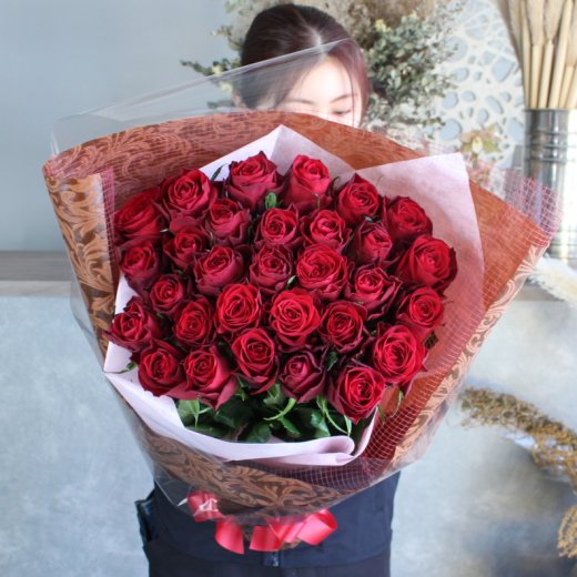 ハイグレード赤いバラ30本の花束。特別な薔薇を揃えた至極の花束。