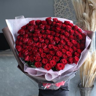 プロポーズに最高級大輪赤いバラ１０８本の花束