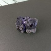 パープルフローライト 原石   中国産 (Flourite)　寸法 : 21×35×28mm /約21 g 蛍石 鉱物 M