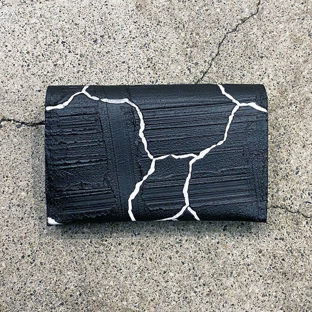 カガリユウスケ 薄型二つ折り財布 亀裂彫り 黒壁 クラックブラックmw