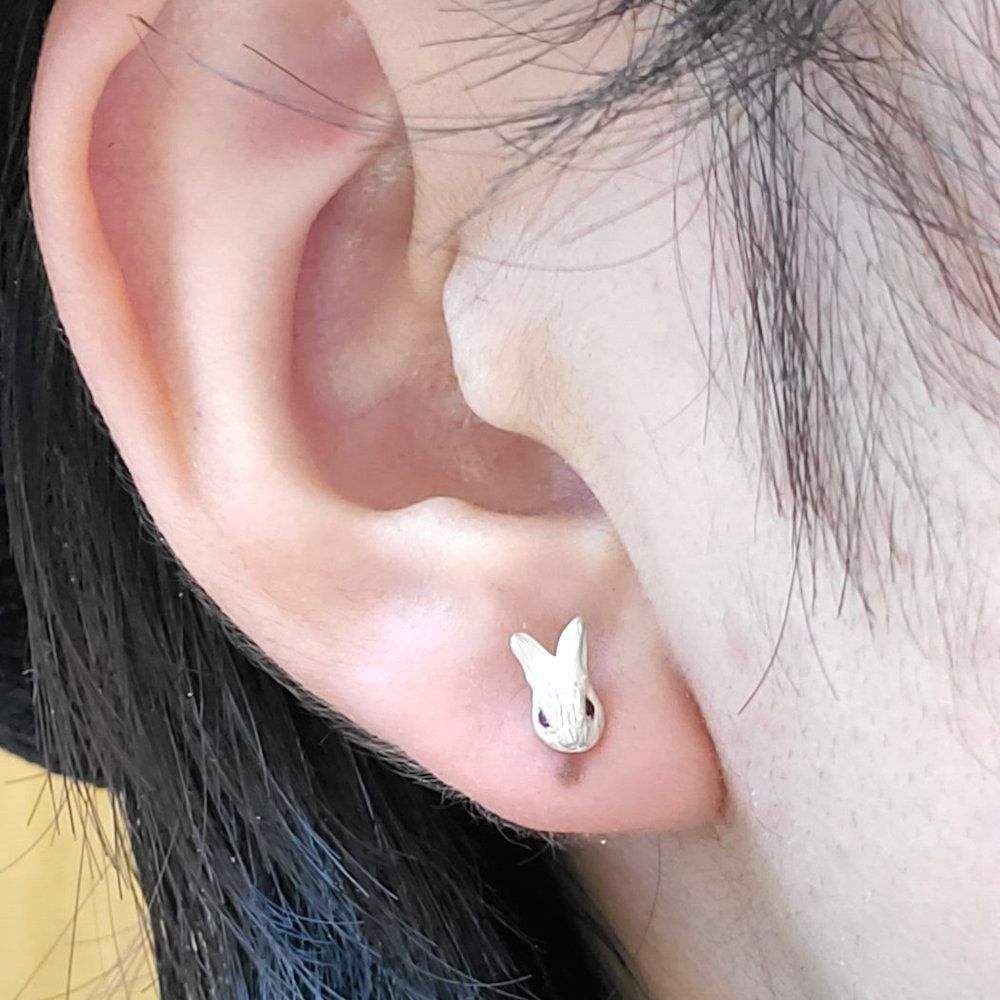 DECOvienya ウサギとクローバーのピアス(ブラック） DECOvienya デコヴィーニャ ウサギとクローバーピアス ブラック