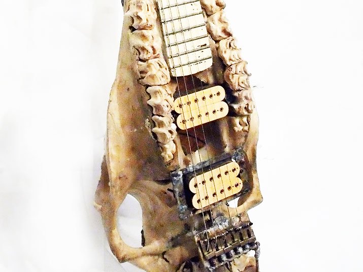 Mantam マンタム 馬の頭蓋骨のエレクトリックギター レイラ