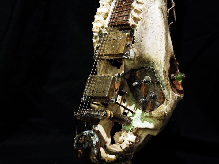 マンタム 馬の頭蓋骨のエレクトリックギター レイラ 初号機改