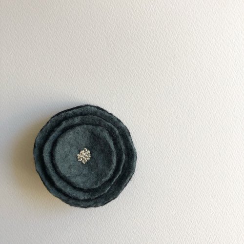<img class='new_mark_img1' src='https://img.shop-pro.jp/img/new/icons2.gif' style='border:none;display:inline;margin:0px;padding:0px;width:auto;' />felt flower broach  gray
