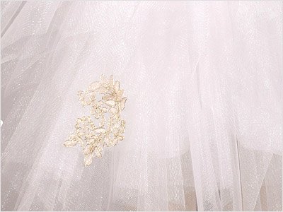 ゴールド刺繍のホワイトハンカチヘムドレス詳細写真3