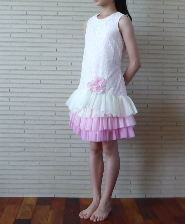 ピンクレースのワンピースドレス写真2