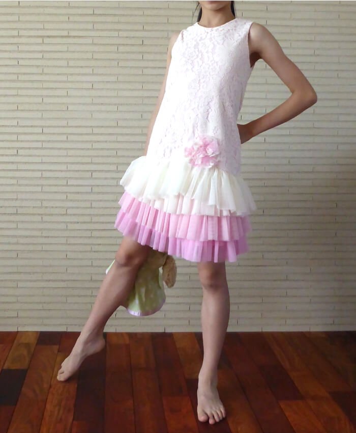 ピンクレースのワンピースドレス写真3