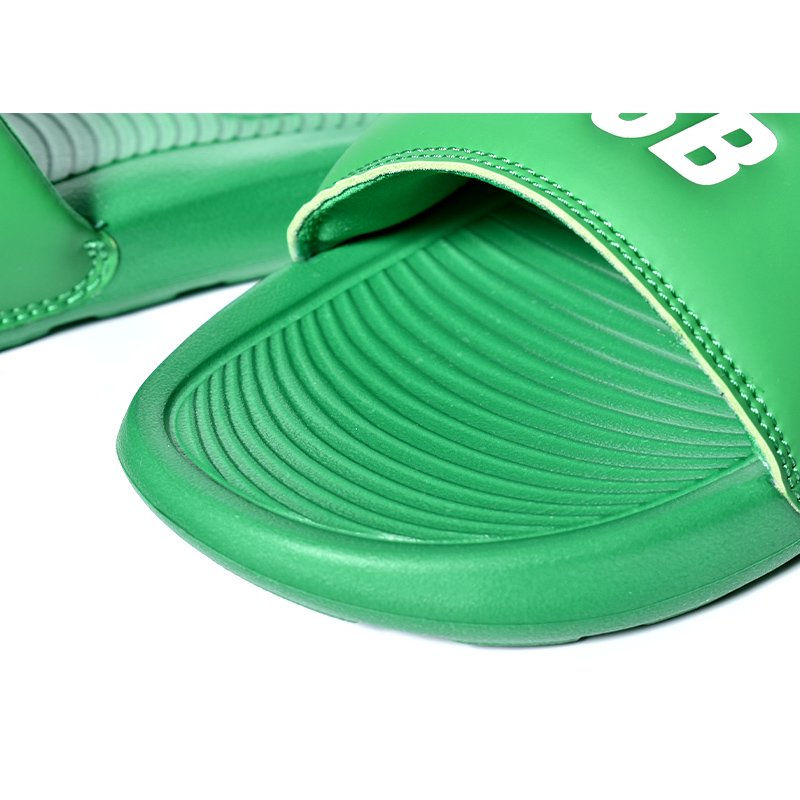 日本未発売 NIKE SB BENASSI VICTORI ONE SLIDE 