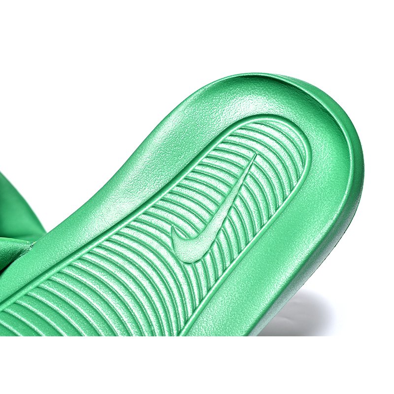 日本未発売 NIKE SB BENASSI VICTORI ONE SLIDE 