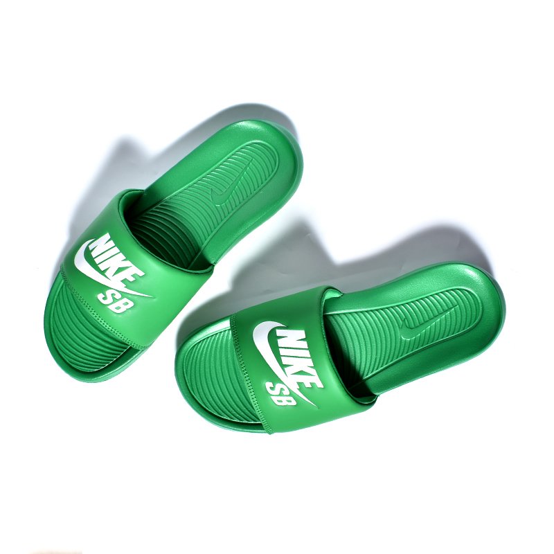 日本未発売 NIKE SB BENASSI VICTORI ONE SLIDE 