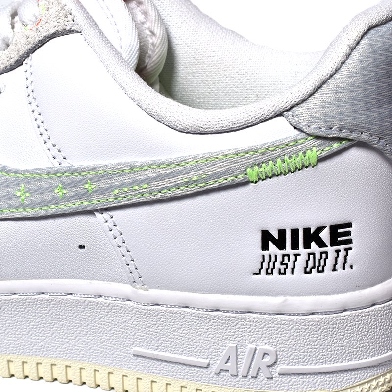 日本未発売 NIKE AIR FORCE 1 '07 LV8 