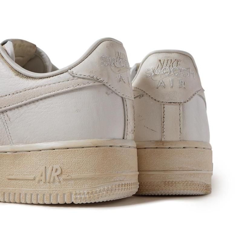 話題大人気モデル☆ NIKE AIR FORCE 1 Triple White 入手困難品 ナイキ「エア フォース 1 'Dirty Triple White'」は、履けば履く