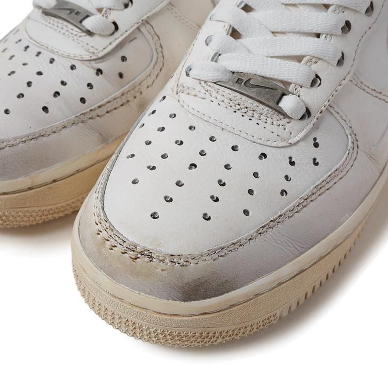 話題大人気モデル☆ NIKE AIR FORCE 1 Triple White 入手困難品 ナイキ「エア フォース 1 'Dirty Triple White'」は、履けば履く