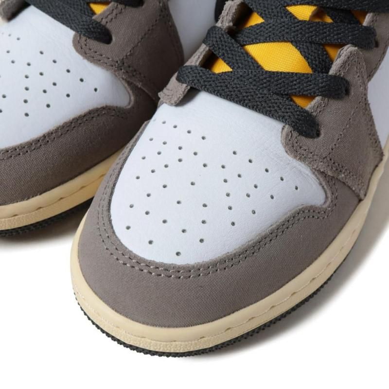 Air Jordan スニーカー クリーム色 ☆ナイキ☆ WMNS AIR JORDAN 1 Mid Strawberries And Cream