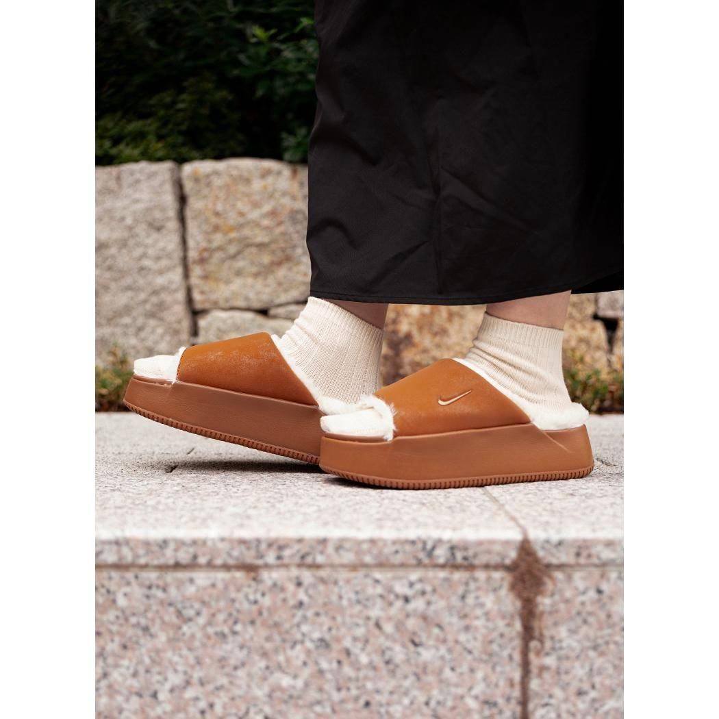 NIKE W CALM ELEVATION FUR LIGHT BRITISH TAN ʥ  ١ ե  ( ֥饦 ǥ  HV8560-200 )